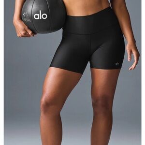 ALO Yoga 5in Airlift Energy Biker Short Size Small